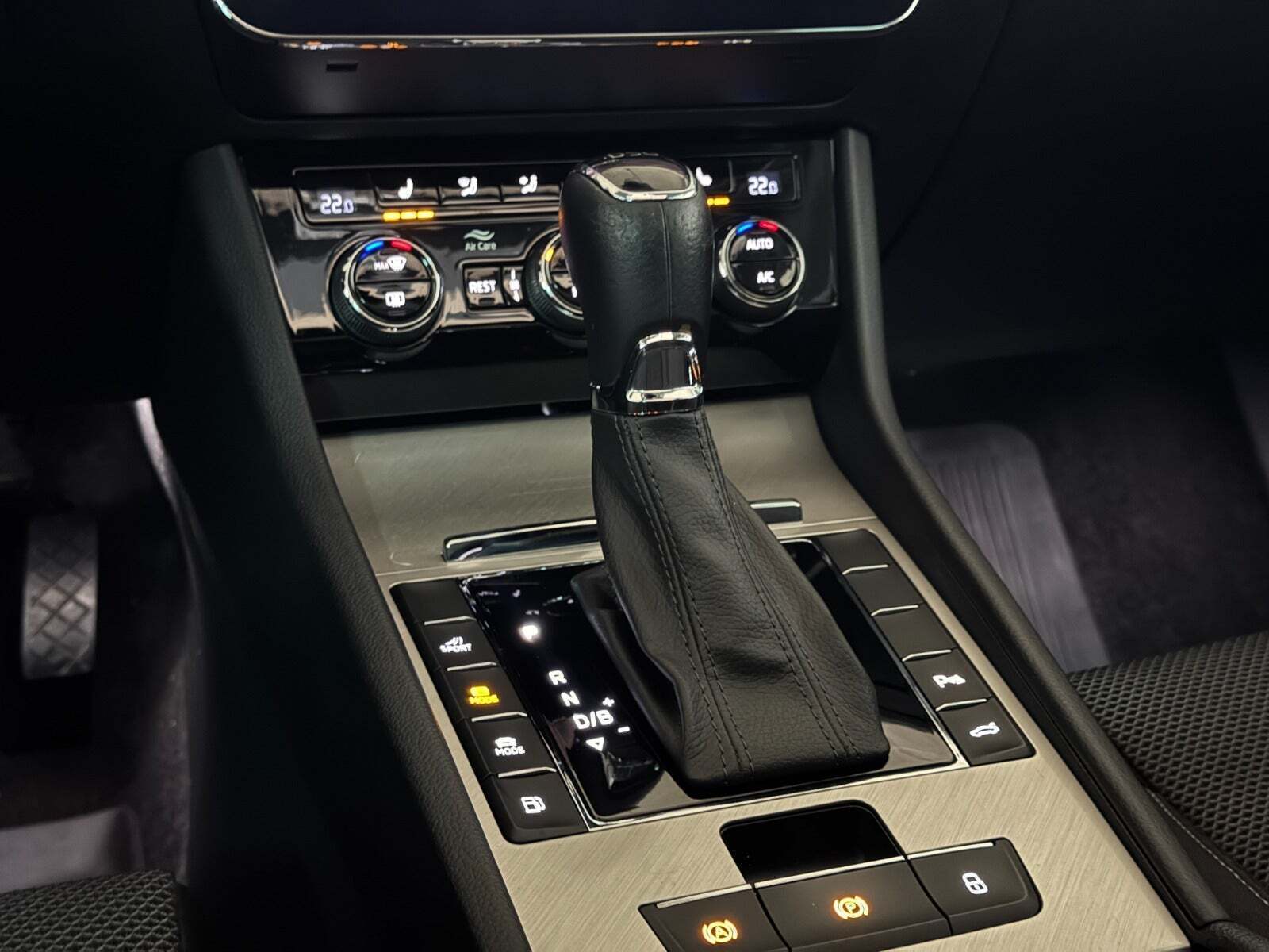 Hvid Skoda Superb fra 2020