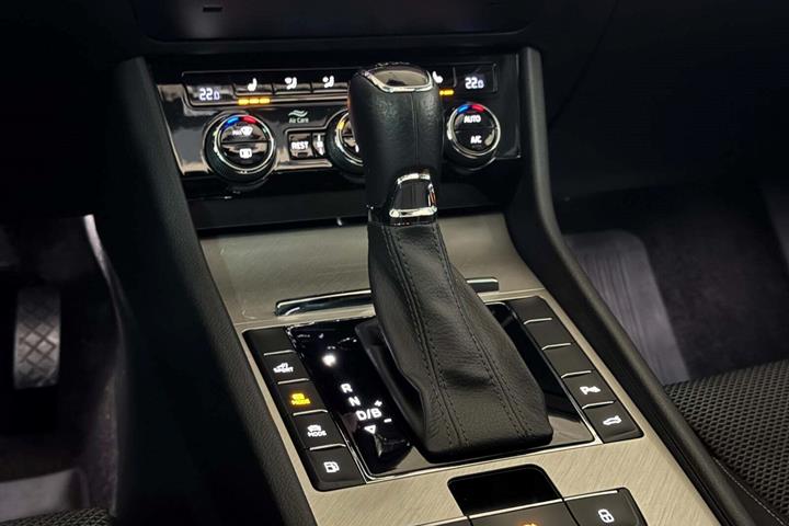 Hvid Skoda Superb fra 2020