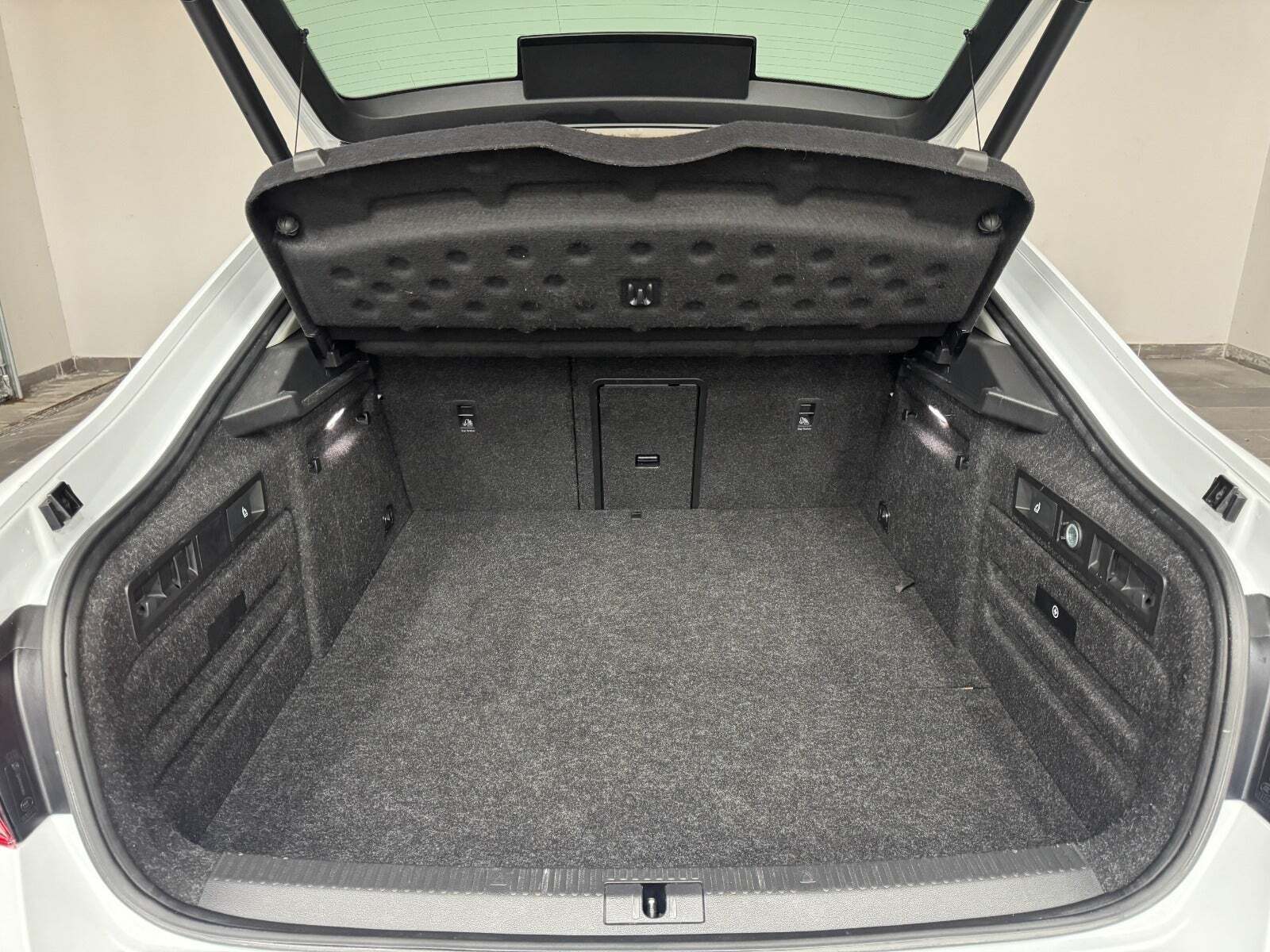Hvid Skoda Superb fra 2020