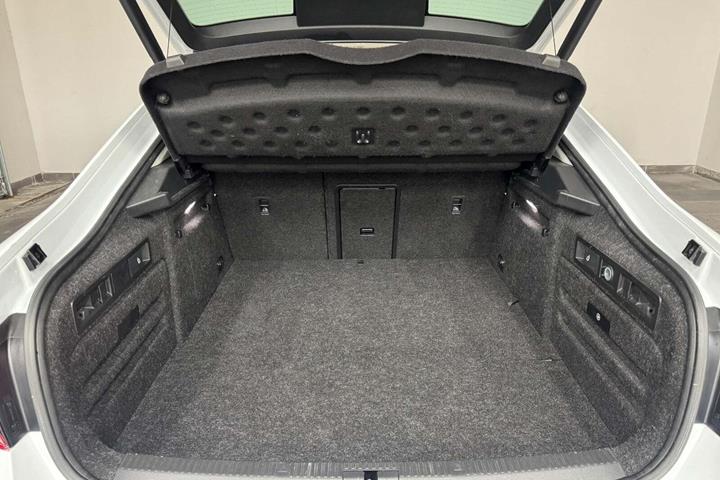 Hvid Skoda Superb fra 2020