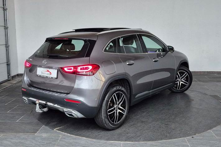Grå Mercedes GLA250 e fra 2022