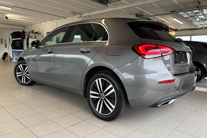 Grå Mercedes A250 e fra 2021