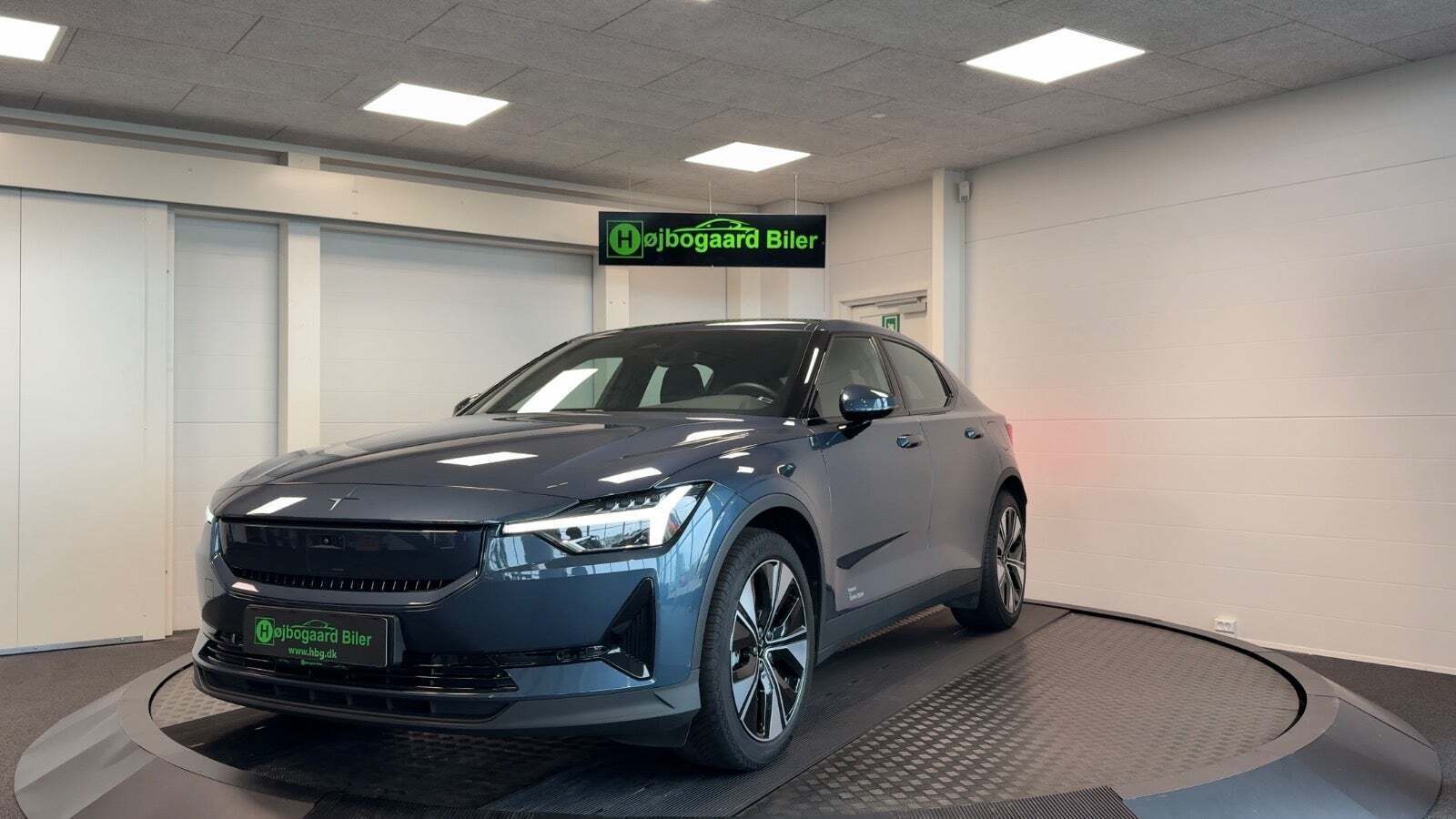 Blå Polestar 2 fra 2025 set udefra