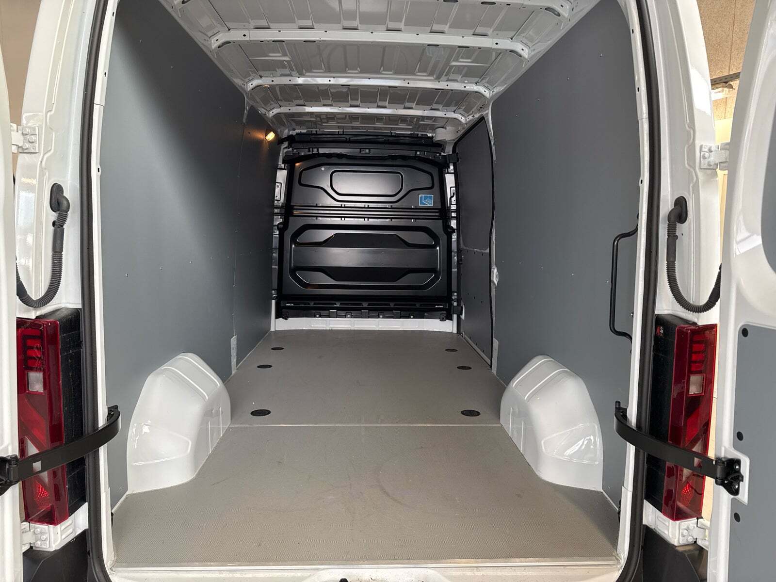 Renault Master V T35 2,0 dCi 150 L3H2 Kassevogn Tekno