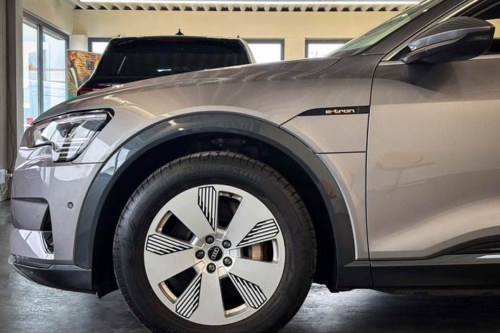 Grå Audi e-tron fra 2022