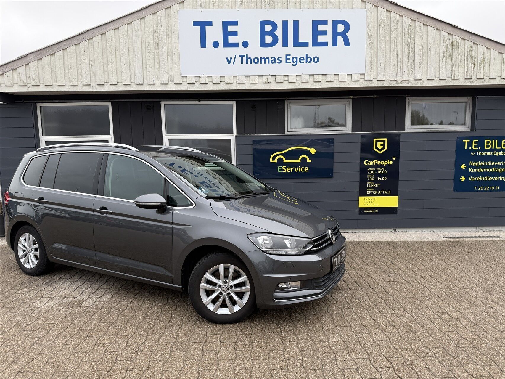 Sort VW Touran fra 2017 set udefra