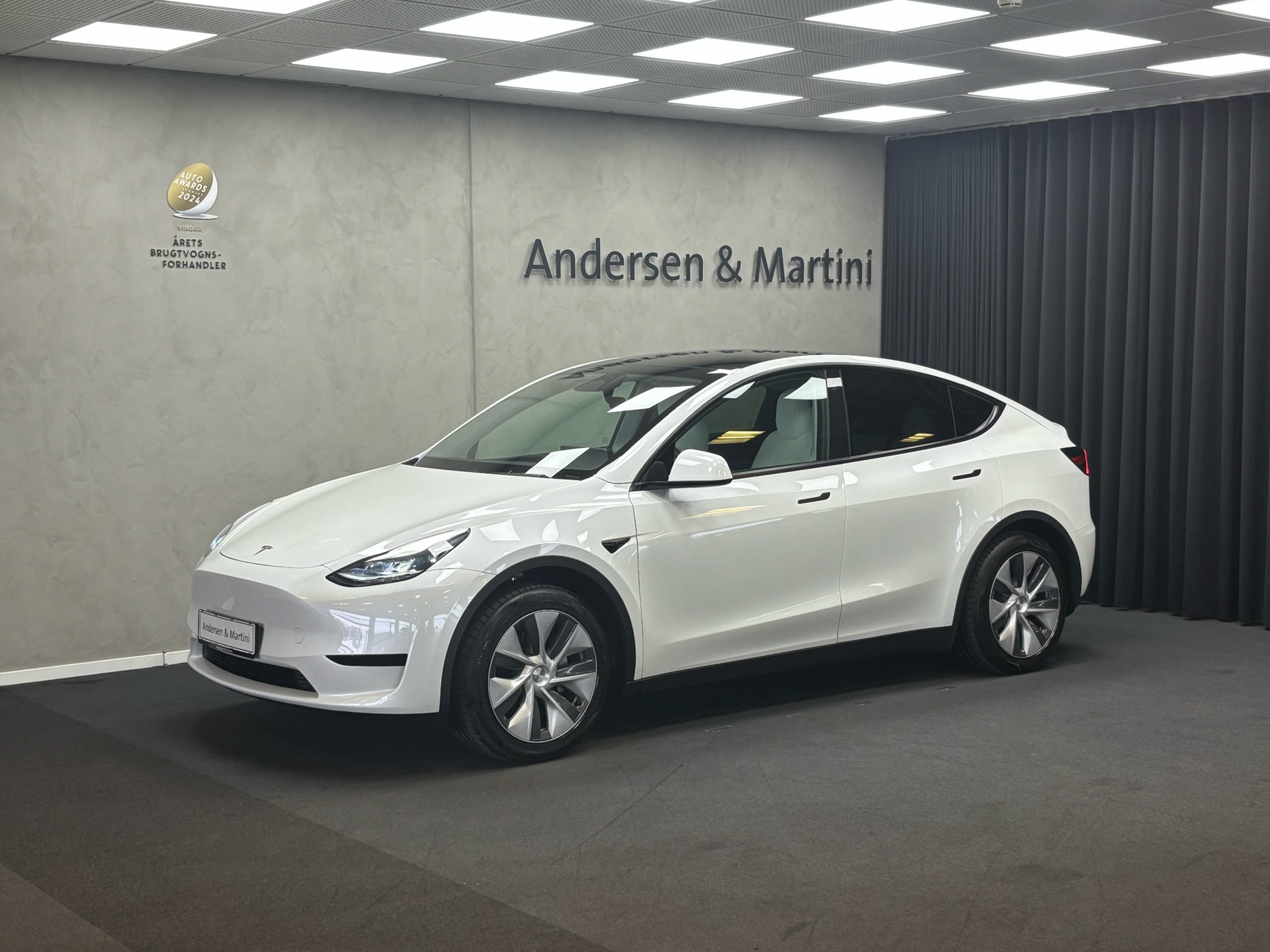 Hvid Tesla Model Y fra 2024 set udefra