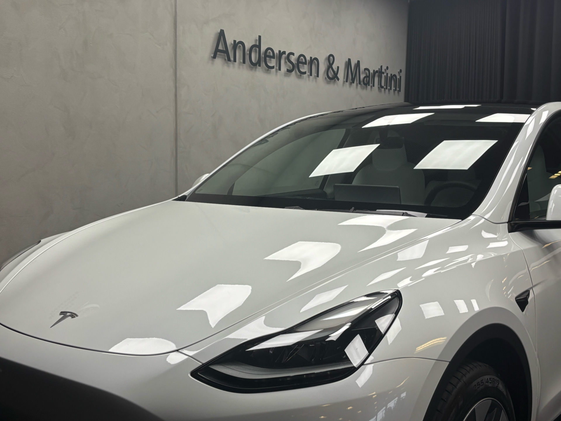 Hvid Tesla Model Y fra 2024