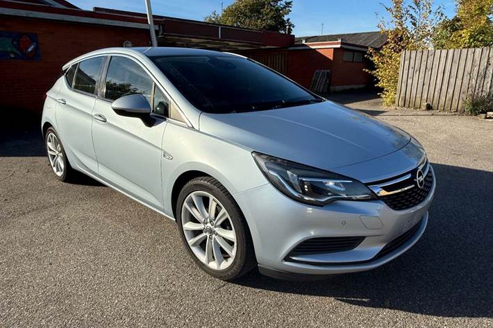 Blå Opel Astra fra 2016 set udefra