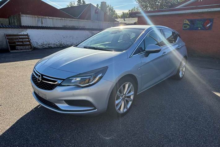 Blå Opel Astra fra 2016
