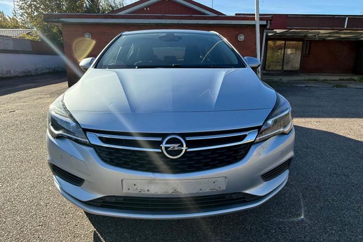 Blå Opel Astra fra 2016