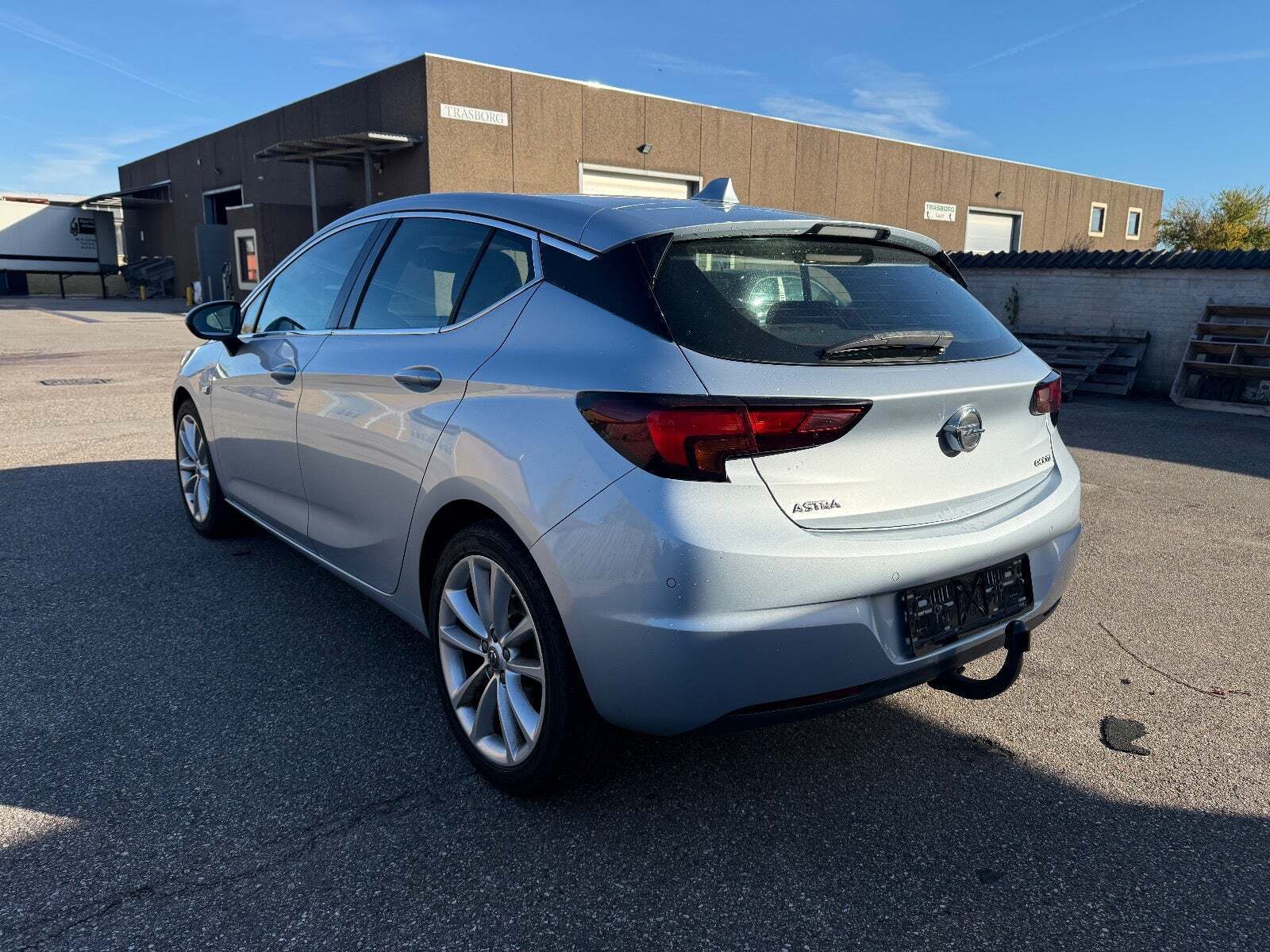 Blå Opel Astra fra 2016