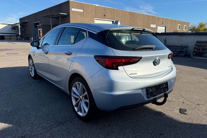 Blå Opel Astra fra 2016