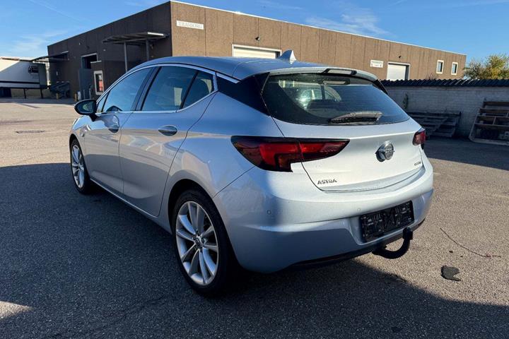 Blå Opel Astra fra 2016