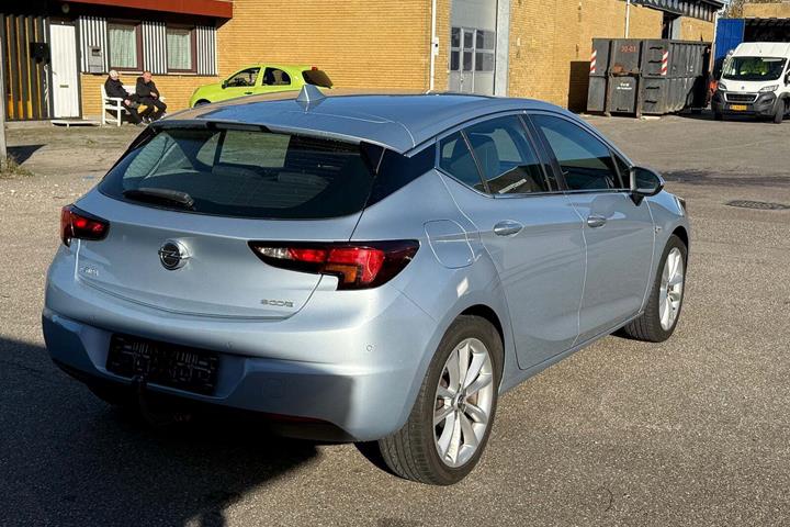 Blå Opel Astra fra 2016