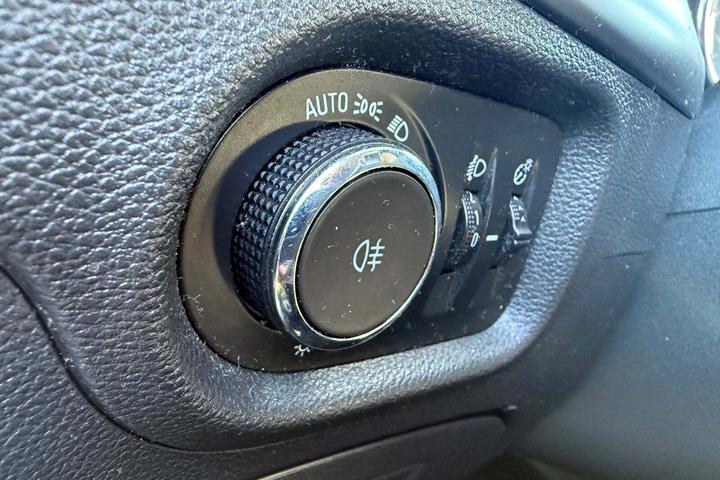 Blå Opel Astra fra 2016