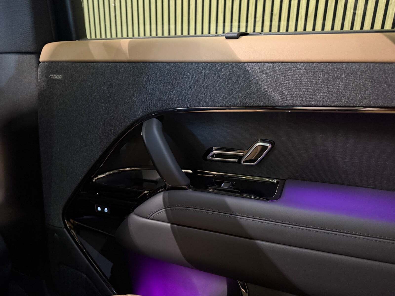 Grå Land Rover Range Rover sport fra 2025 set indefra