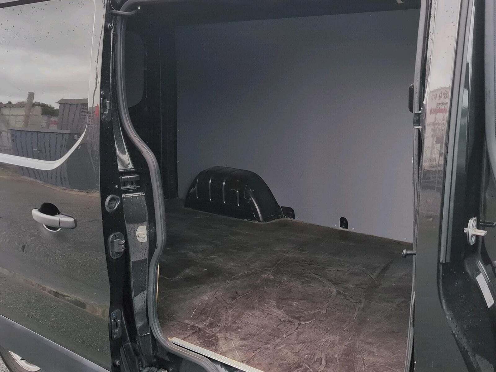 Sort Renault Trafic fra 2023