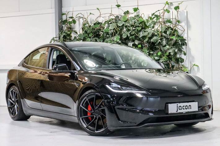 Sort Tesla Model 3 fra 2024 set udefra