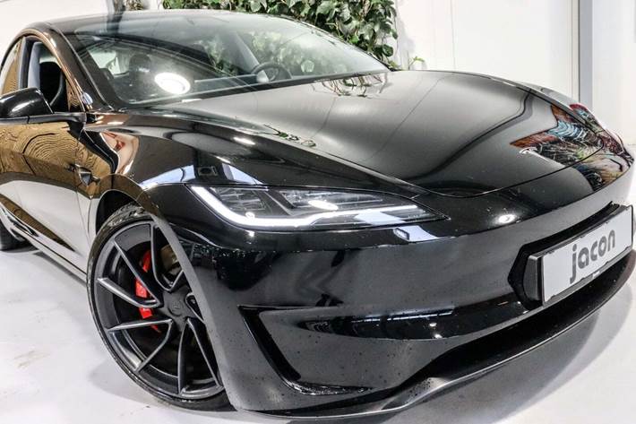 Sort Tesla Model 3 fra 2024