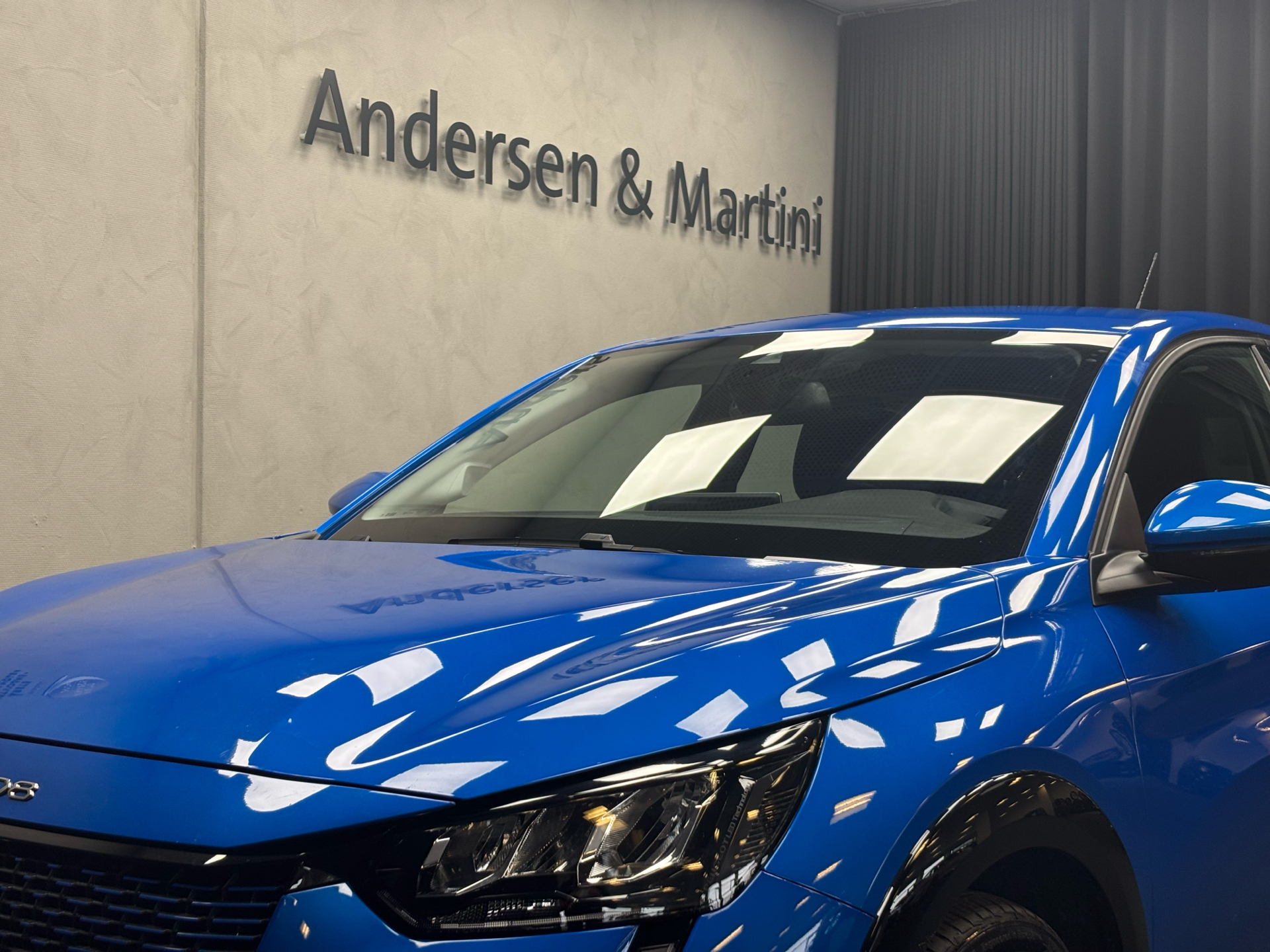 Blå Peugeot e-208 fra 2020