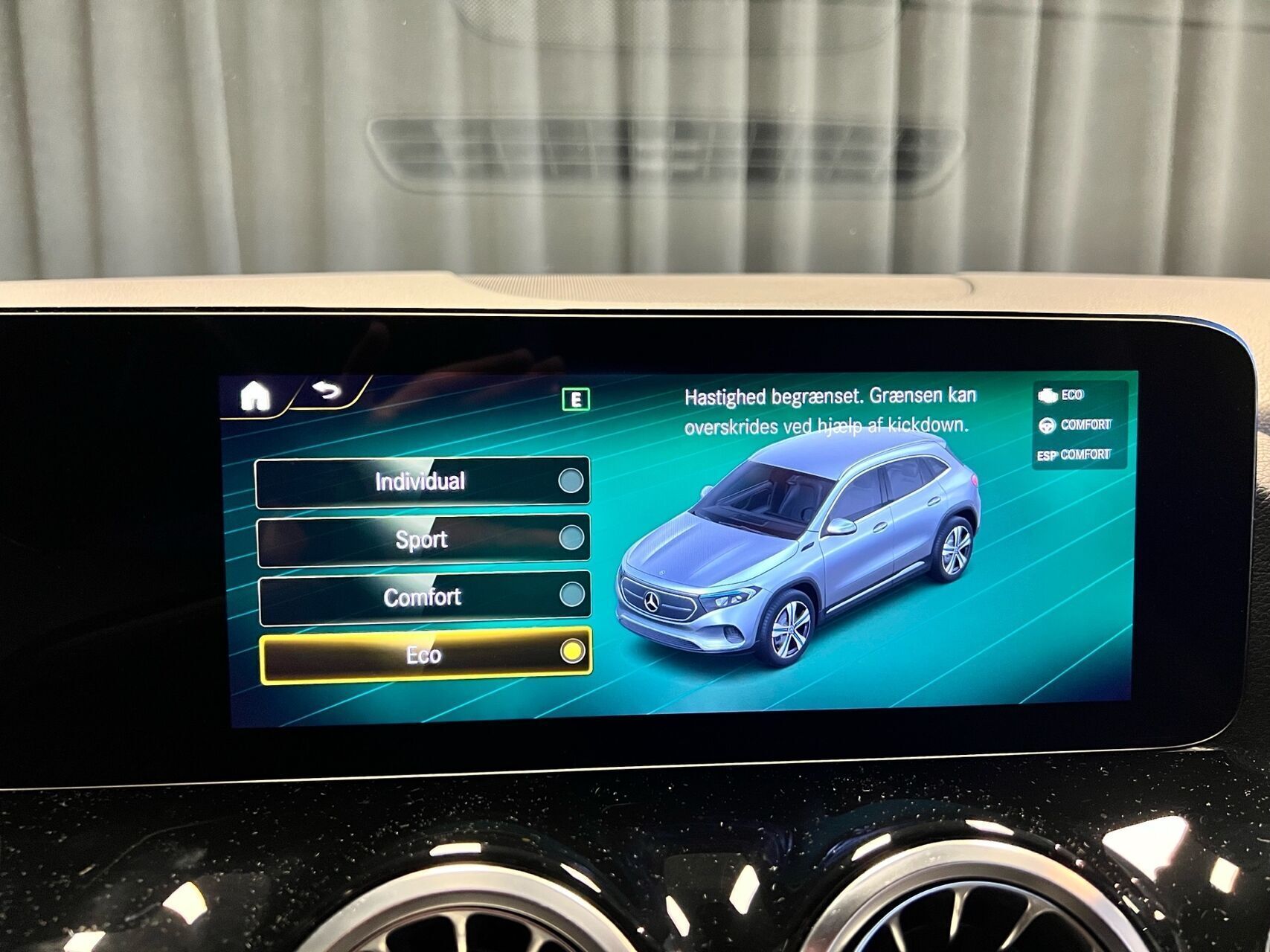 Grå Mercedes EQA 250+ fra 2023