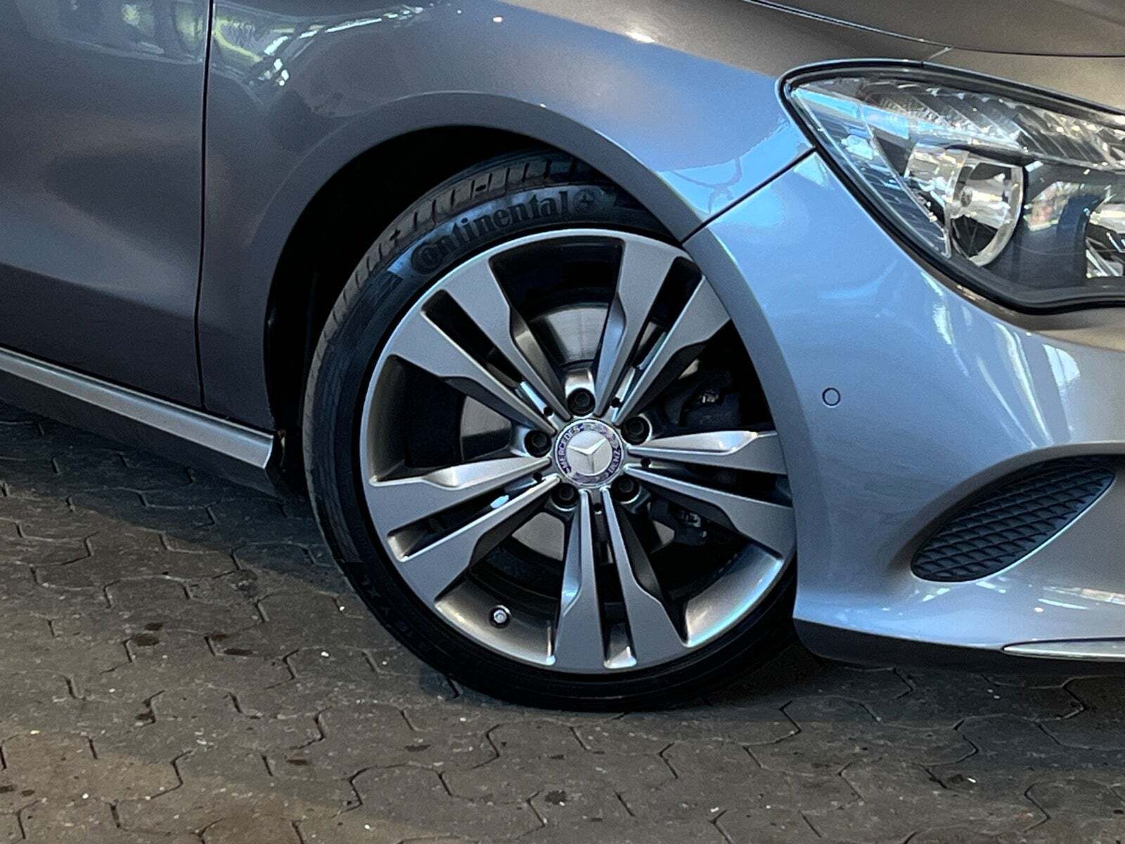 Grå Mercedes CLA220 d fra 2016 set udefra