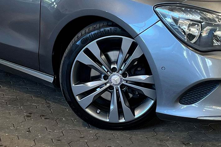 Grå Mercedes CLA220 d fra 2016 set udefra