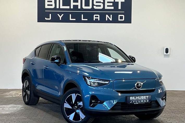 Blå Volvo C40 fra 2024 set udefra