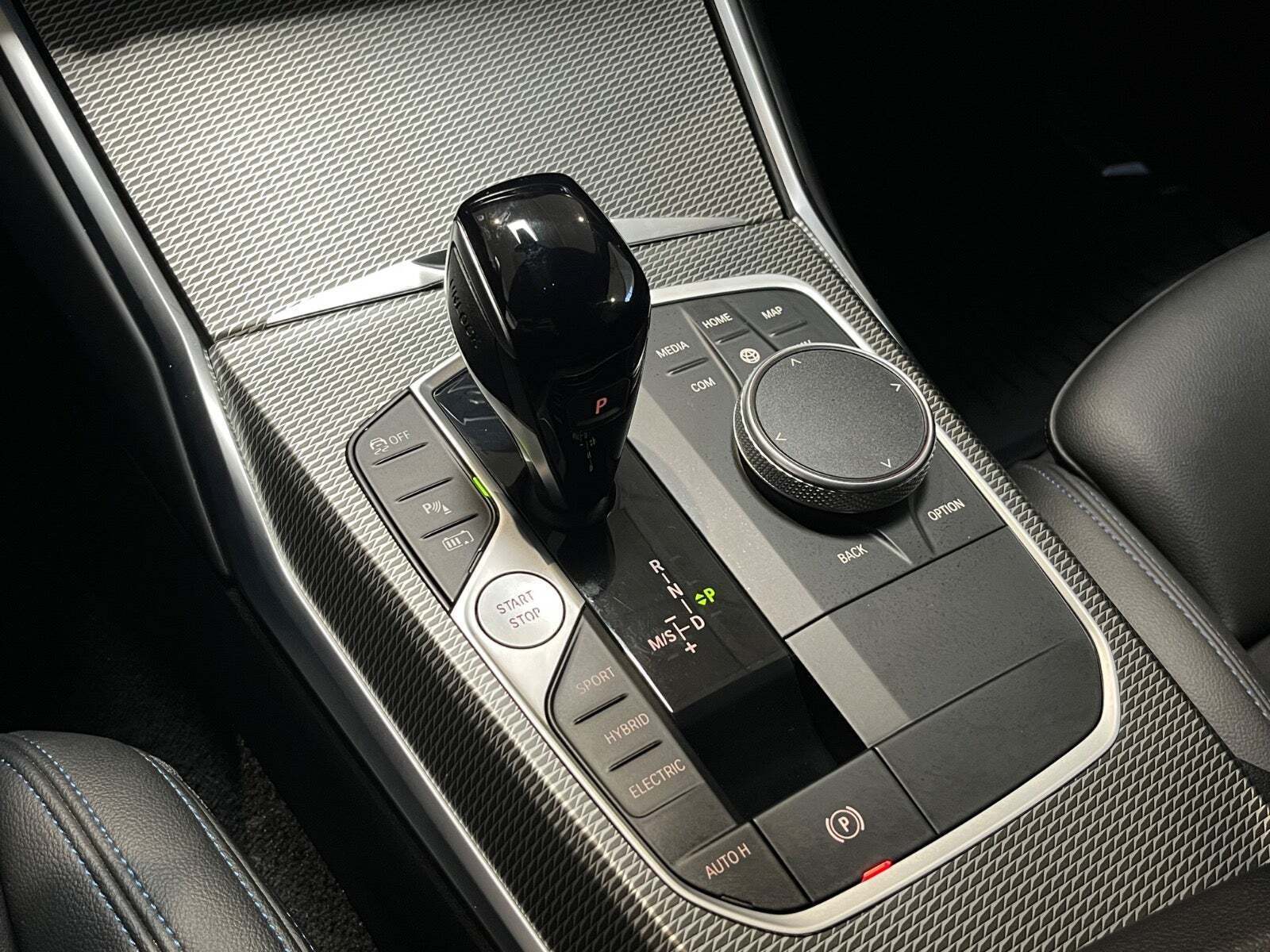 Grå BMW 330e fra 2022