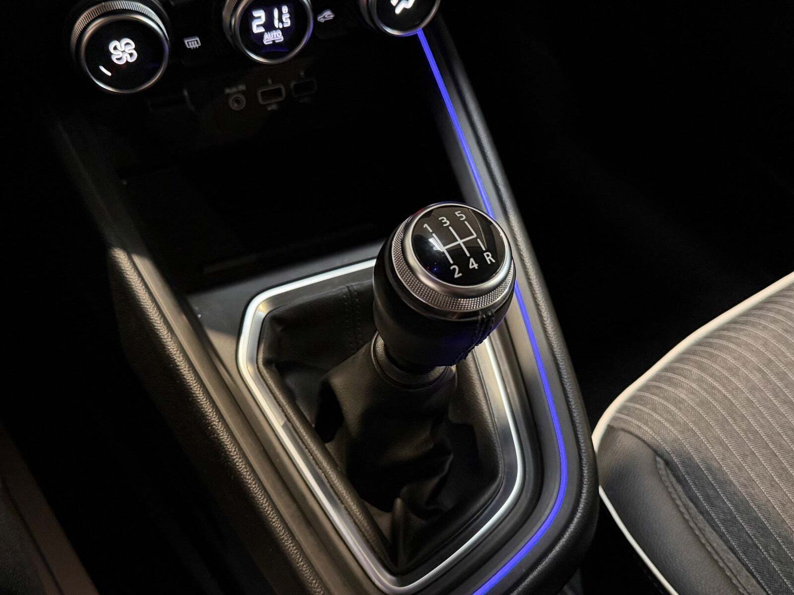 Grå Renault Clio V fra 2020