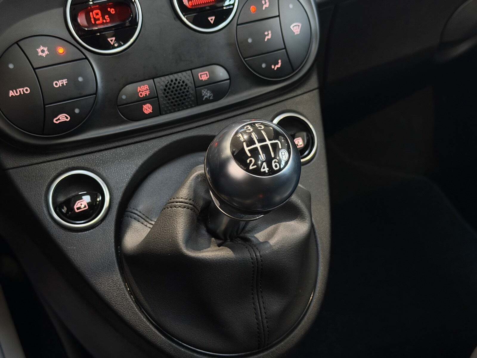 Grå Fiat 500 fra 2022