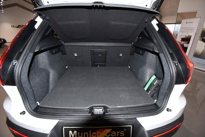 Hvid Volvo XC40 fra 2023