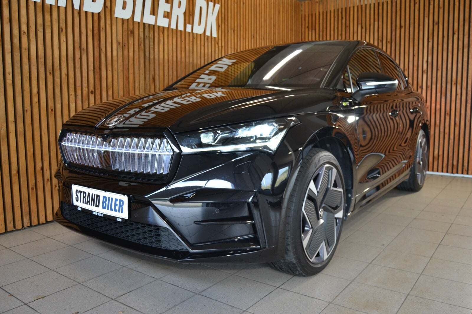 Sort Skoda Enyaq fra 2022 set udefra