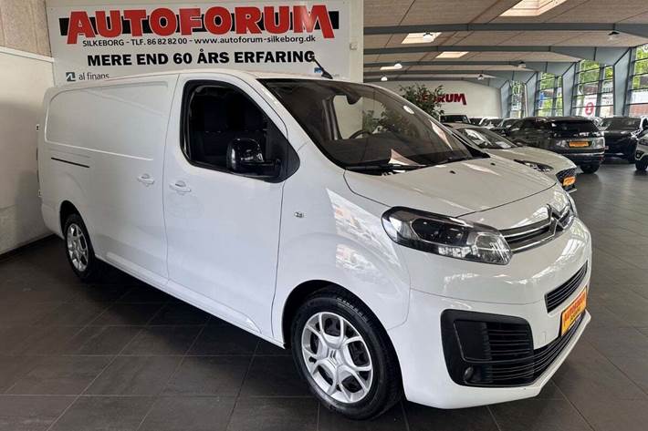 Hvid Citroën Jumpy fra 2024 set udefra