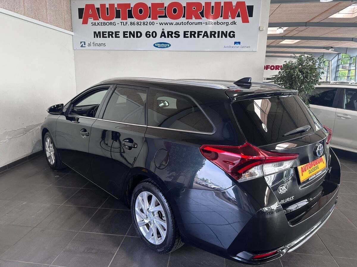 Sort Toyota Auris fra 2018