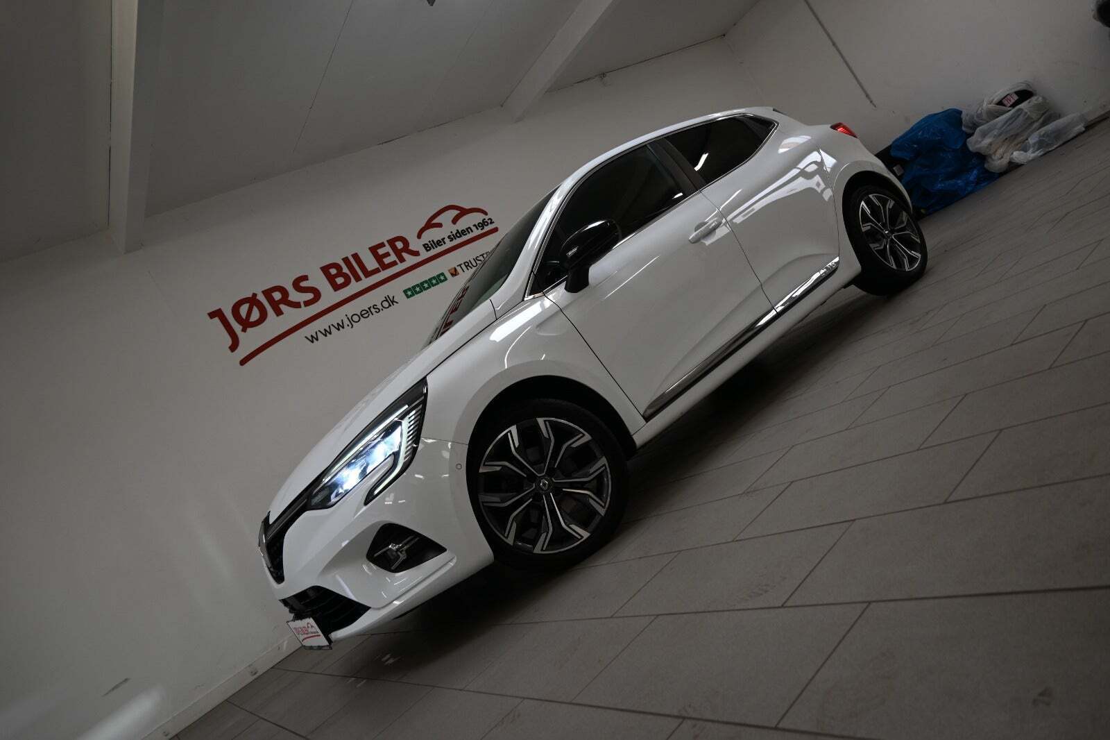 Hvid Renault Clio V fra 2020 set udefra