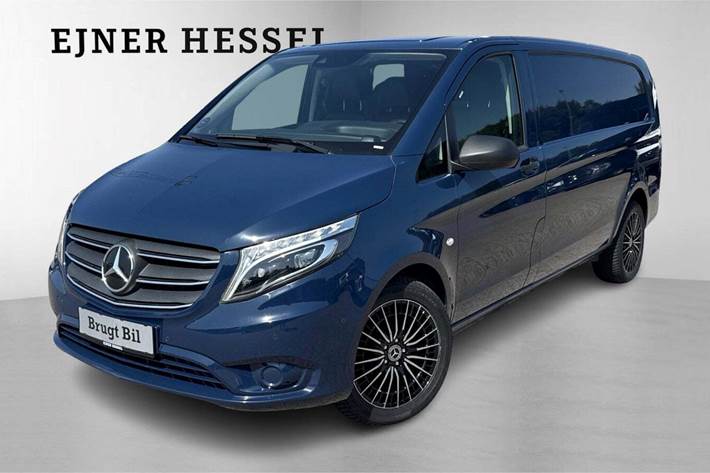 Blå Mercedes Vito 114 fra 2022 set udefra