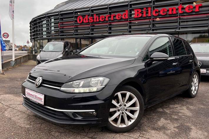 Sort VW Golf VII fra 2017 set udefra