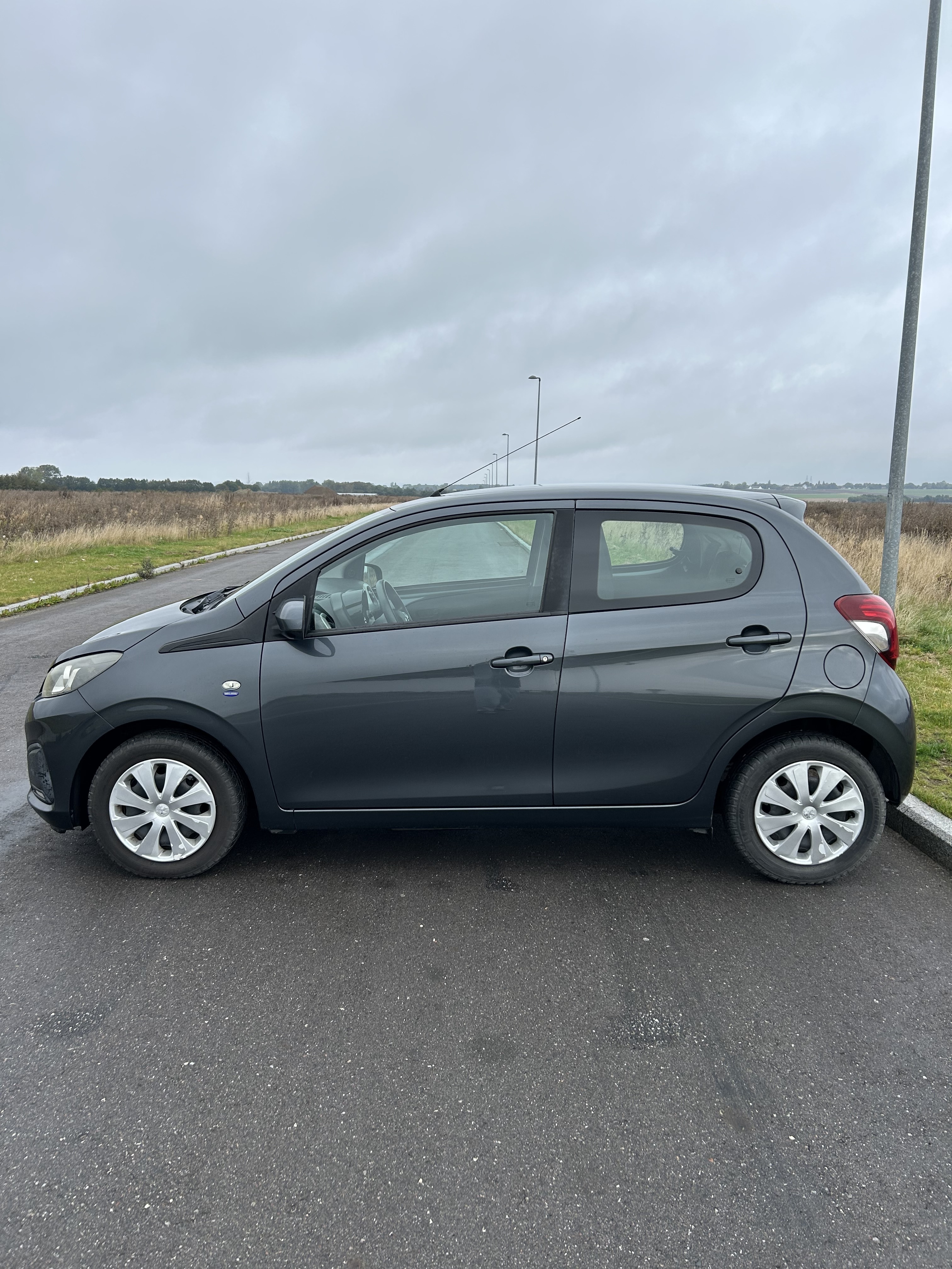 Grå Peugeot 108 fra 2014