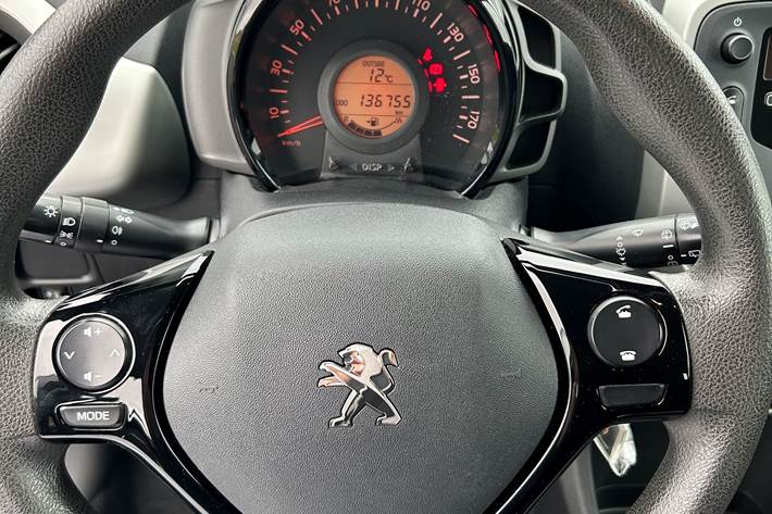 Grå Peugeot 108 fra 2014