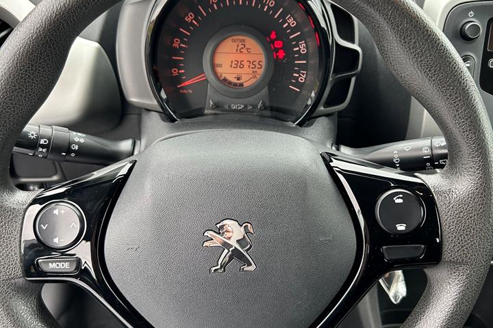 Grå Peugeot 108 fra 2014