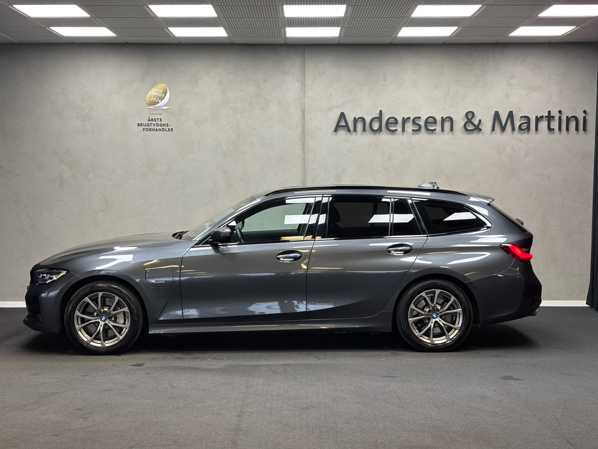 BMW 330e 2,0 Touring Plugin-hybrid Sport Line Steptronic 292HK Stc 8g Aut.