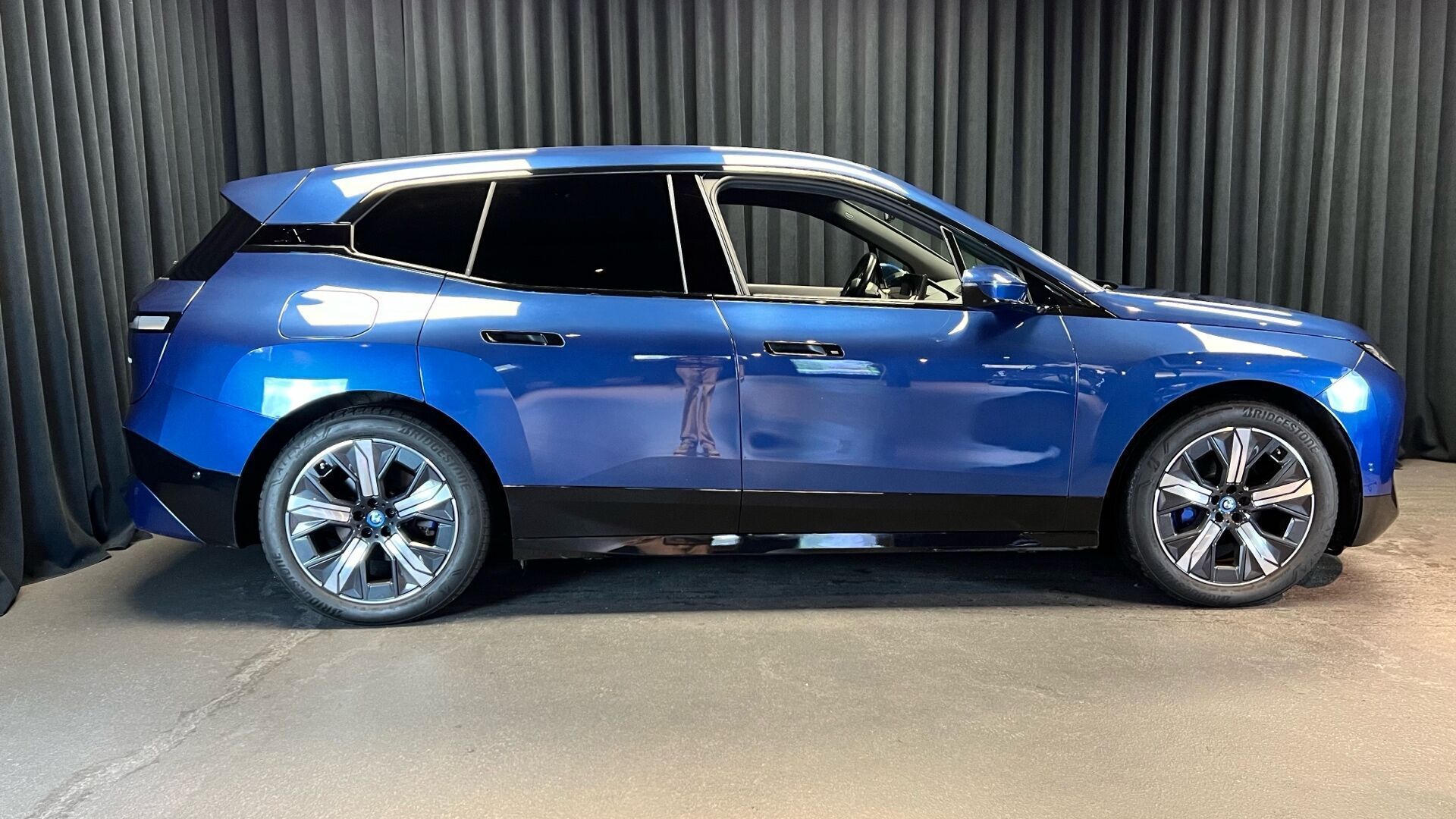 Blå BMW iX fra 2024