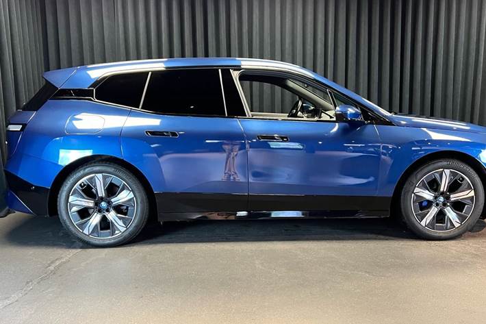 Blå BMW iX fra 2024