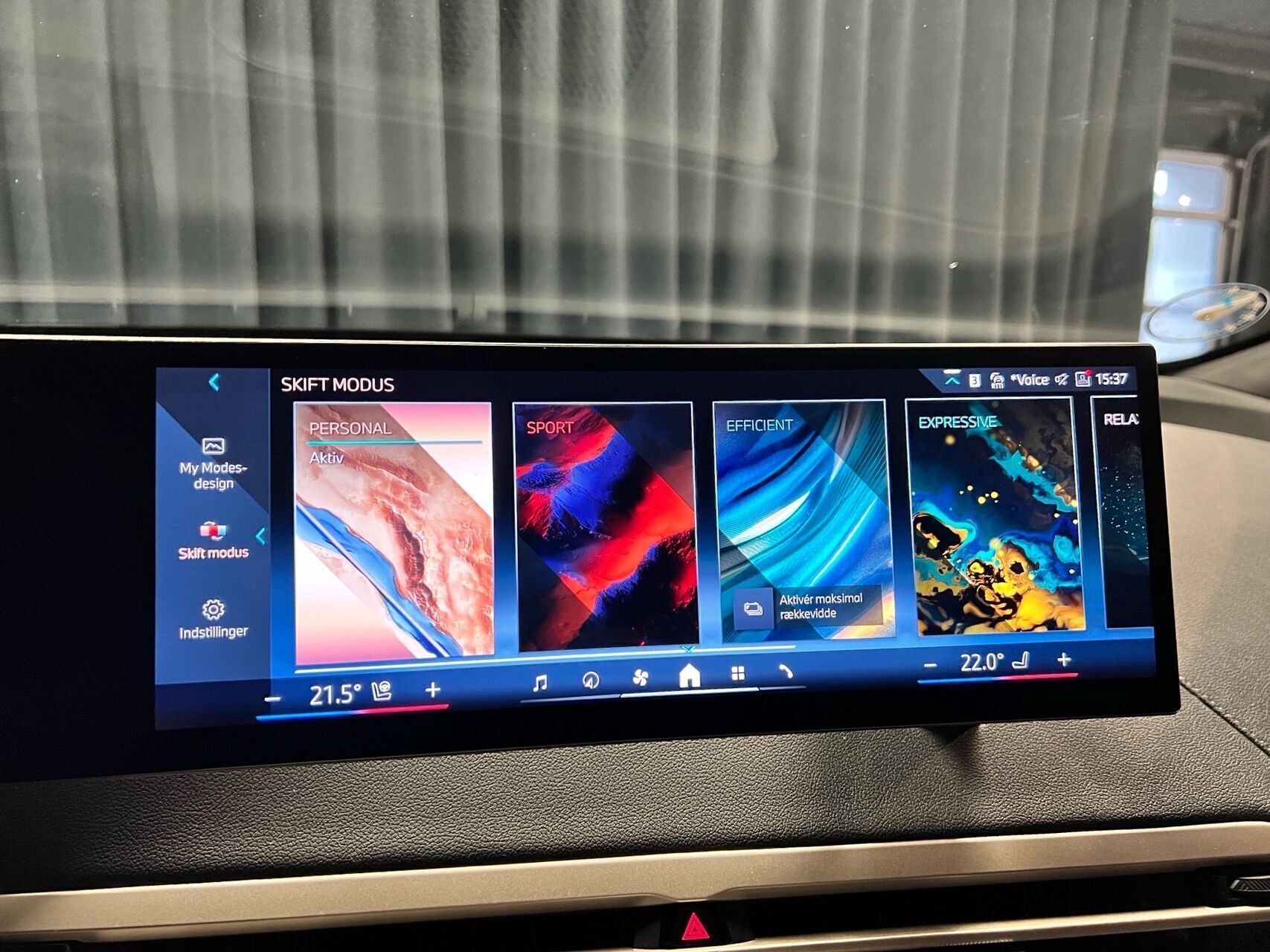 Blå BMW iX fra 2024