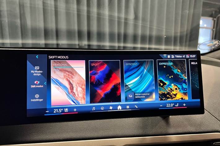 Blå BMW iX fra 2024