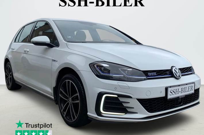 Hvid VW Golf VII fra 2020 set udefra