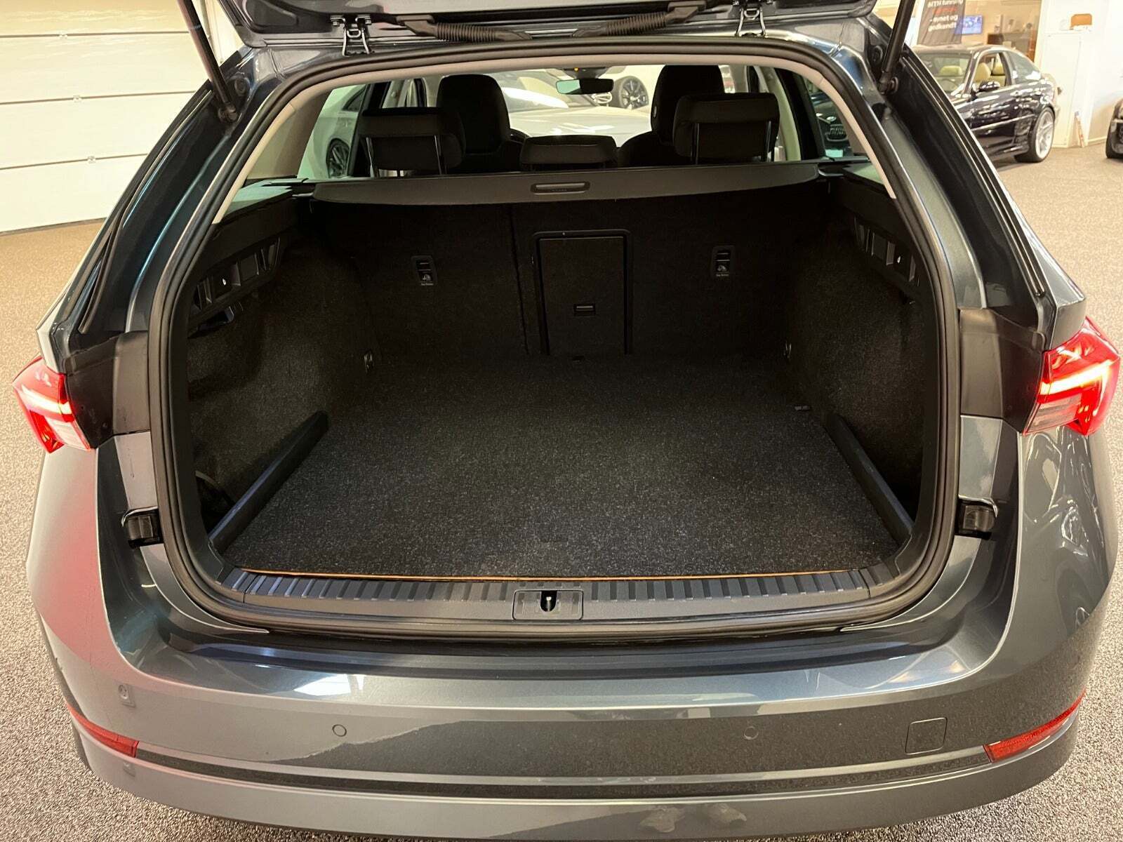 Grå Skoda Octavia fra 2022