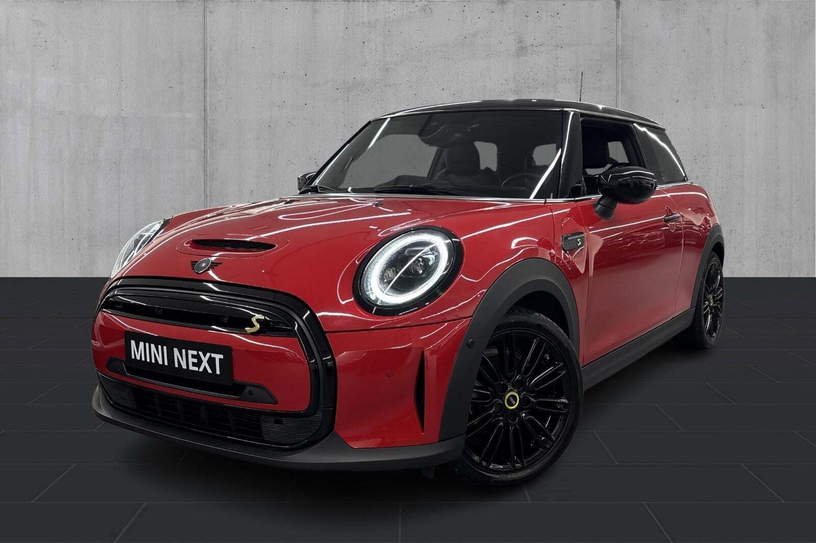 Rød Mini Cooper SE fra 2022 set udefra